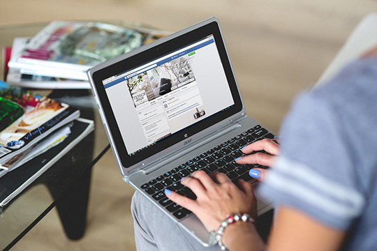 acer-facebook-marketing-internet-laptop-notebook-technology-typing-website-writer-writing
