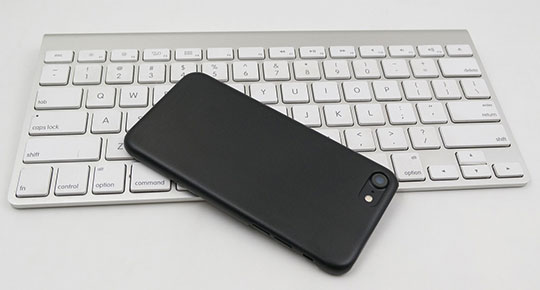 mobile-work-desk-keyboard-apple-iphone