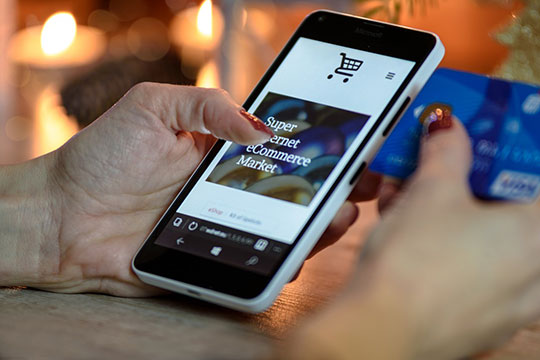internet-online-shopping-smartphone--technology-BigCommerce-credit-card