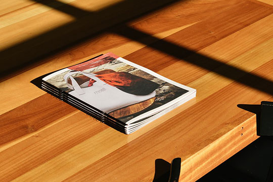 table-brochures-tabletop-display-advertise-desk