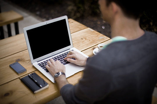 blog-laptop-apple-macbook-air-work-desk-website-office
