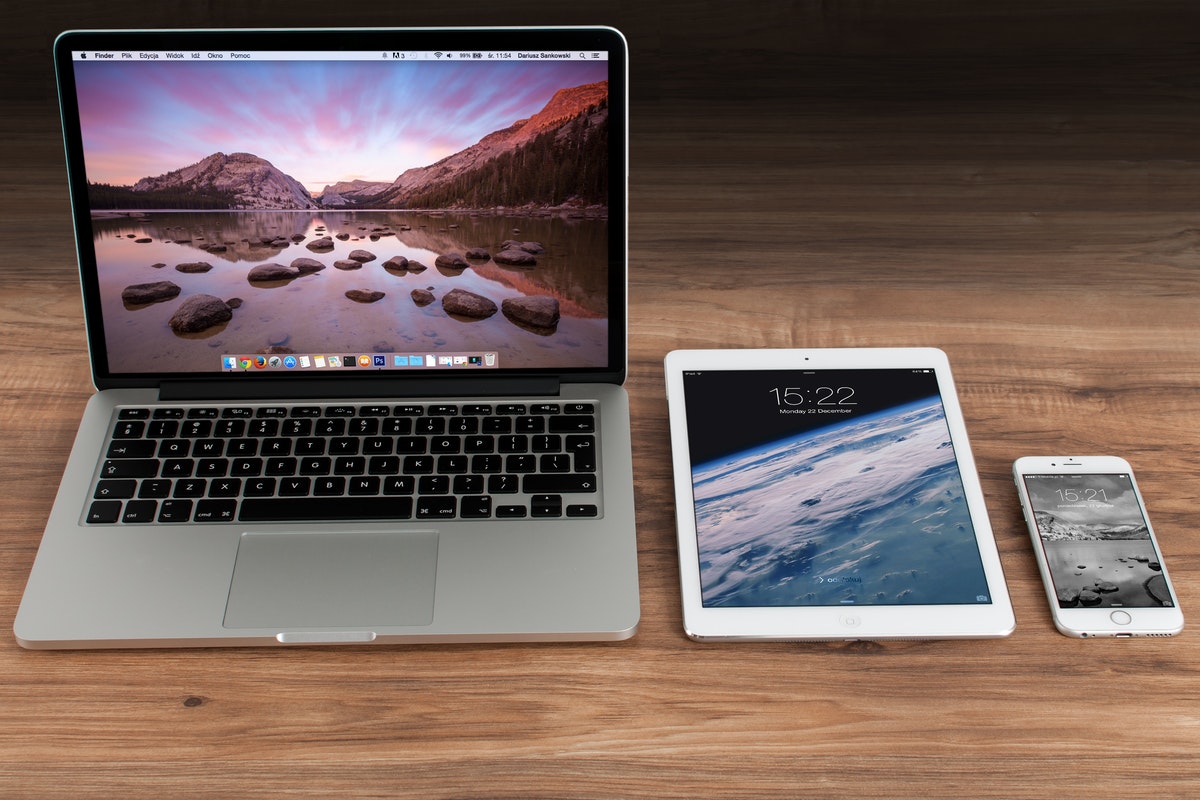 apple-devices-gadgets-ipad-iphone-laptop-macbook-smartphone