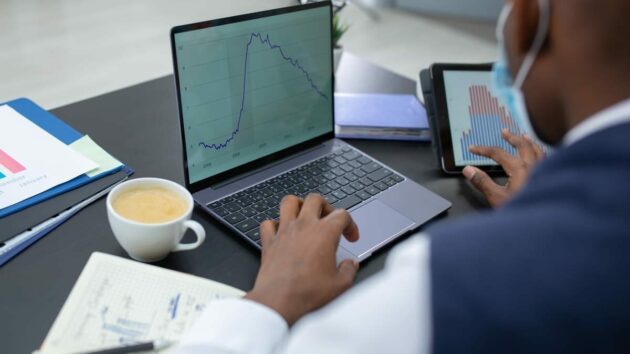 desk-laptop-internet-writing-plan-data-stats-graph