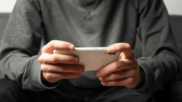 Mobile game addiction and the brain