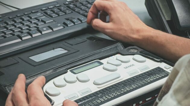 Computer-Keyboard-Electronics-Hardware-Machine-Braille-Screen-Reader-Writer