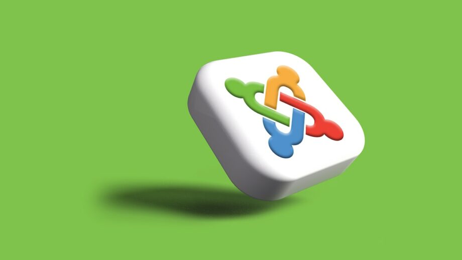 A cube with a joomla logo on a green background.